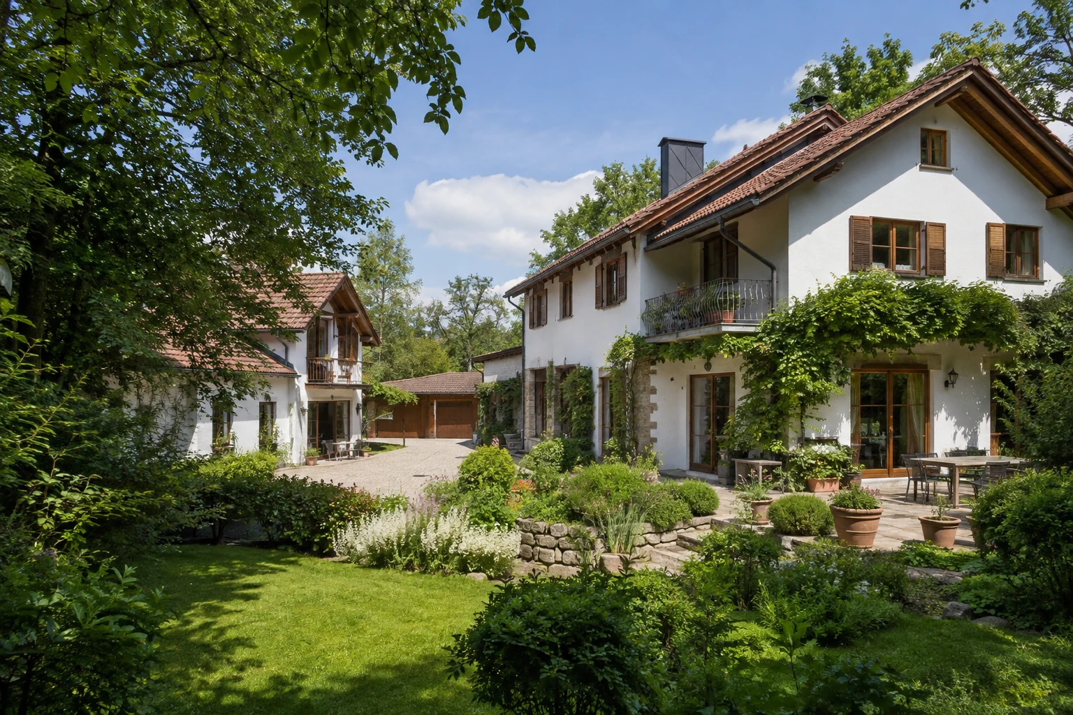 Wohnanwesen mit Hauptgebäude, Gästehaus, Hof und Garten