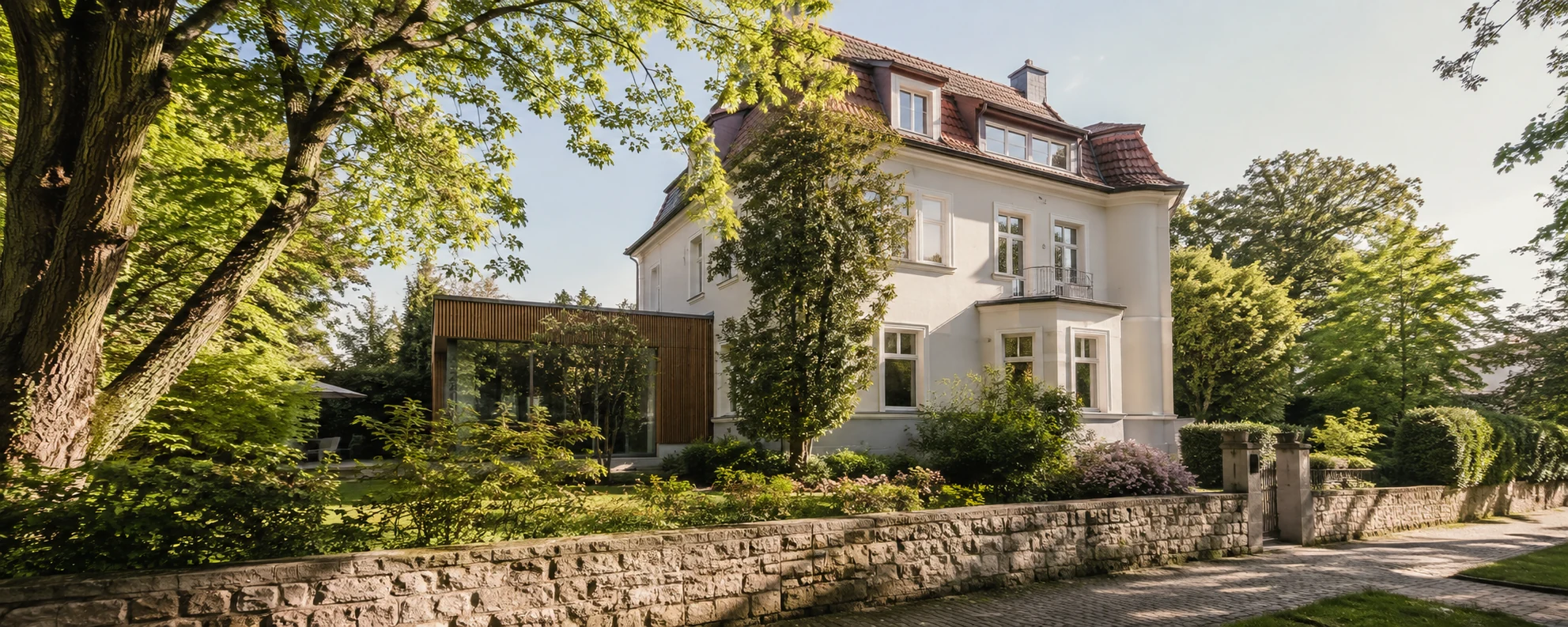 Erneuerte Stadtvilla mit gewachsenem Garten und zeitgemäßem Wohnbereich